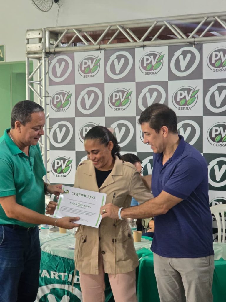 Nomeação como secretária das mulheres PV SERRA/ES, Do lado esquerdo o presidente municipal do PV SERRA/ES Fábio Santana e lado direito o presidente estadual do PV/ES Fabricio Machado.